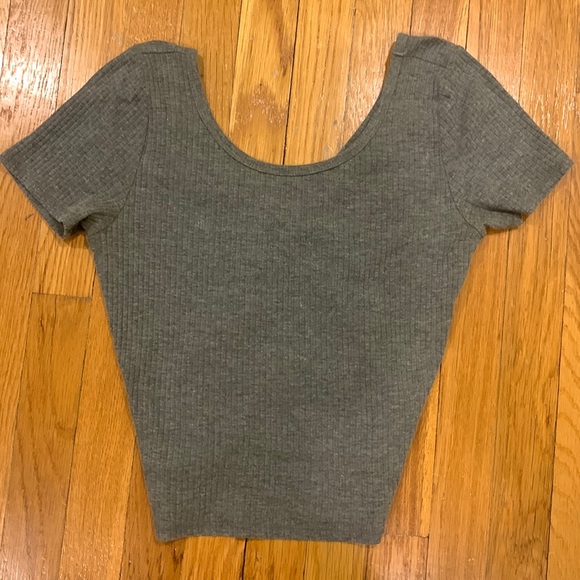 Hollister Women's Grey Scoop Neck Short Sleeve Crop Top w/ Deep Back , Size L - Picture 3 of 7